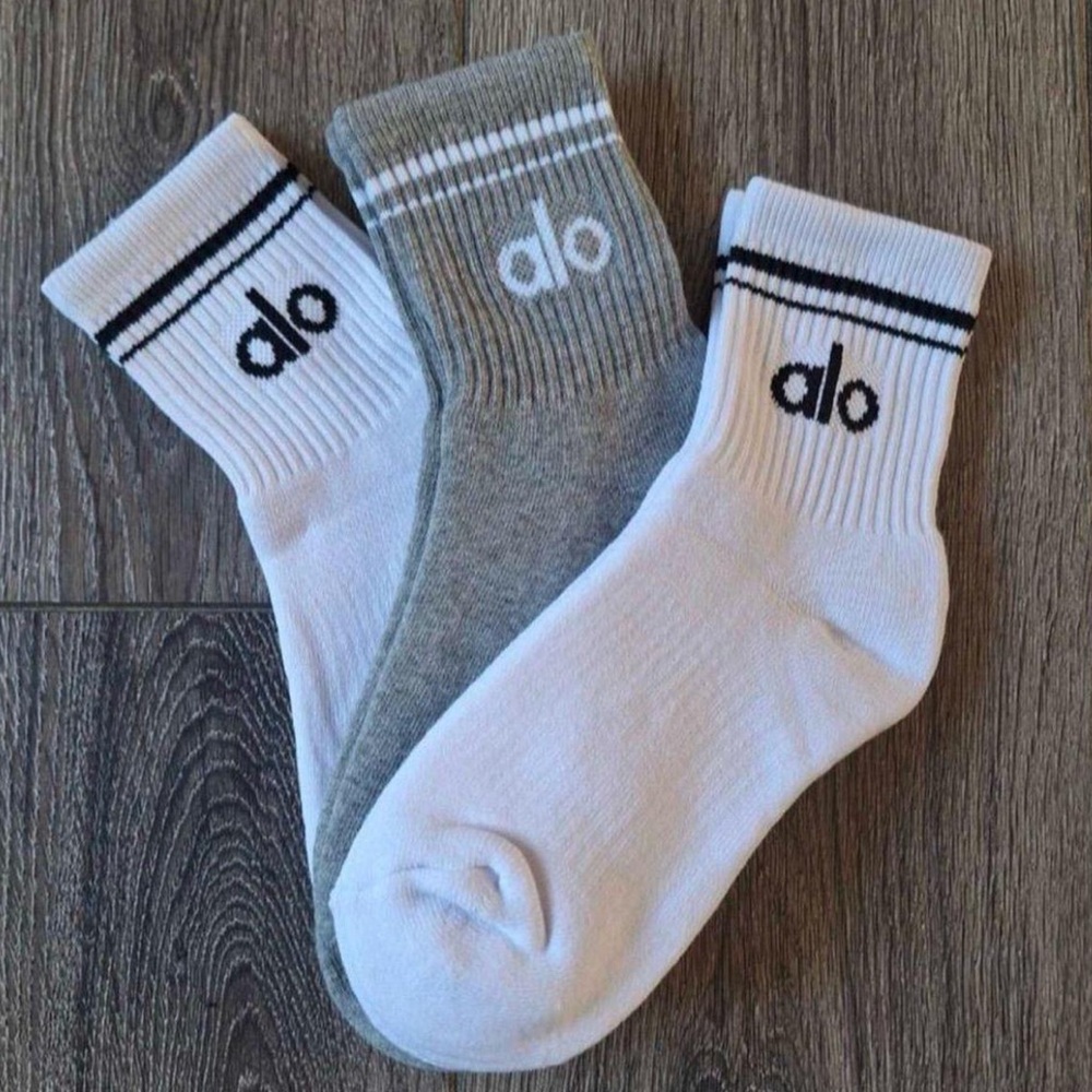 ALO Yoga Women’s Gray and White Socks Set